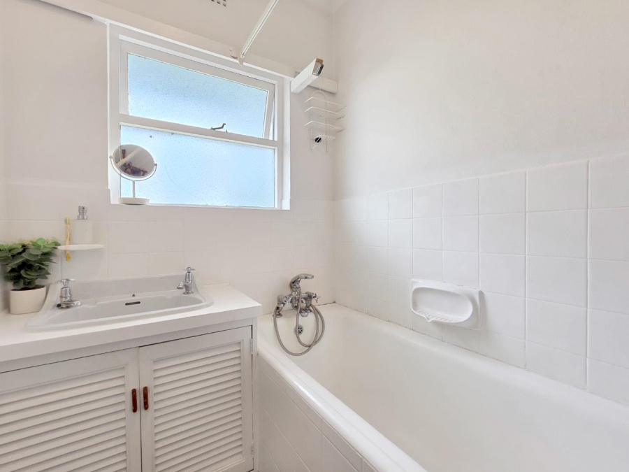 To Let 1 Bedroom Property for Rent in Sea Point Western Cape